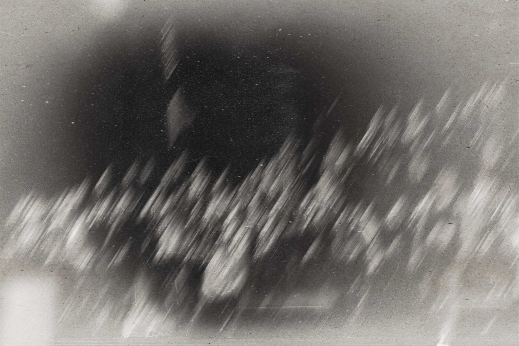 Photographie en noir et blanc de la foule en mouvement